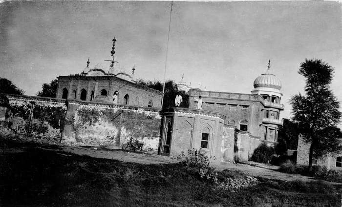Photograph of Gurdwara Khara Sauda in Chuhar Kana, Sheikhupura district, commonly known as 'Gurdwara Sacha Sauda', taken by Dhanna Singh Chahal 'Patialvi', 21 October 1933. Gurdwara Sachchan Saudan Sa